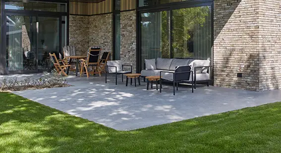 Afbeeling Alle voor- en nadelen van een monoliet afgewerkte betonvloer op een rij.